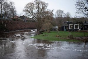 Kraftig regn og stormflod truer huse i hele landet. Problemet stiger, i takt med at klimaet ændres. 