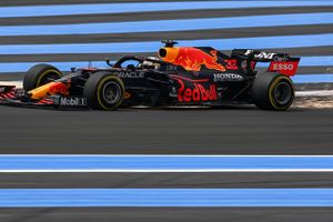 Red Bulls Max Verstappen starter foran Lewis Hamilton, når der køres Formel 1-grandprix i Frankrig.