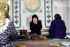 Modsat i resten af den muslimske verden giver en århundreder gammel tradition i Kina kvinder mulighed for at indtage en ledende religiøs rolle. »Jeg håber, at vi kan inspirere andre muslimske samfund,« siger den kvinde lige imam Zhao E, der leder trosfæller i bøn i en kvindemoské i det centrale Kina. Foto: Martin Gøttske