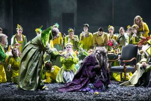 Der er ikke sparet på udstyret i Den Jyske Opera opsætning af "Michael Kohlhaas". Kurfyrsten af Sachsen, sunget af Daniel Szeili, er i dialog med sandsigersken, der fremføres af Ulla Kudsk Jensen. Foto: Anders Bach