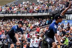 Chris Froome (tv.) og Egan Bernal under præsentationen på stadionet Atanasio Girardot i Medellin, Colombia.
Foto: Joaquin Sarmiento