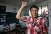 Rodrigo Duterte, som ser ud til at blive Filippinernes næste præsident, viste sin knyttede næve i afstemningslokalet. Foto: Bullit Marquez/AP