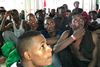 Migranter om bord på skibet "Ocean Viking" afventer deres videre skæbne. Organisationen Læger Uden Grænser, som ejer skibet, har bedt de italienske myndigheder om at lade migranterne gå i land. Men Italiens indenrigsminister siger nej. Foto: Anne Chaon/AFP