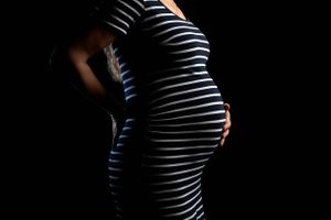 I mindst syv tilfælde er gravide kvinder rejst ud af landet for at undgå, at barnet blev fjernet ved fødslen.