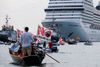 Demonstranter gav klart og tydeligt deres modstand imod krydstogtskibe til kende, da MSC Orchestra sejlede ind i Venedig. Foto: Manuel Silvestri/Reuters