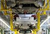 Den europæiske bilindustri er bekymret for, at EU’s kommende krav til reduktion af CO2-udledning fra transportsektoren kommer til at koste job. Men den grønne omstilling vil styrke industrien til at investere i en branche, hvor især Kina har overtaget, lyder modargumenterne. Arkivfoto: Martin Rickett/AP