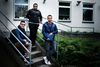 Ibrahim Khaled Bakkour, Safi Lauriane Kahunga og Hussain Abohamida fra Aarhus har alle tre for nylig fået flygtningestatus og opholdstilladelse i Danmark. De forstår godt diskussionen om, hvorvidt nye flygtninge skal have samme ydelser som danskere, og de opfordrer politikerne til at fokusere på at skaffe flygtninge ind på arbejdsmarkedet hurtigst muligt. For de vil alle tre hellere have et arbejde end kontanthjælp. Foto: Ida Munch