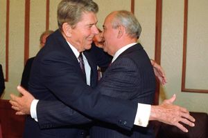 Ronald Reagan og Mikhail Gorbatjov omfavner hinanden under et møde i Kreml i Moskva i 1990. Foto: Liu Heung Shing/AP