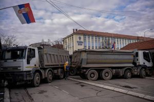 Veje i Kosovo har været blokeret de seneste 19 dage i protest mod anholdelsen af tidligere politimand.