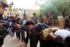 Bevæbnede og maskerede medlemmer af Islamisk Stat fører tilfangetagne irakiske soldater i civilt tøj væk på dette foto, som blev lagt på internettet den 14. juni, og hvis ægthed er verificeret og i overensstemmelse med oplysninger indsamlet af nyhedsbureauet Associated Press. Billedet stammer fra Tikrit i Irak. Foto: AP