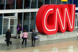Tre CNN-ansatte er blevet fyret, fordi de mødte op på kontoret uden at være blevet vaccineret mod covid-19.