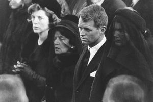 Kennedy-familien, herunder Robert F. Kennedy, ved præsident John F. Kennedys begravelse i 1963. Foto: ukendt