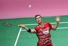 (ARKIV) Viktor Axelsen of Denmark hits a return against Kento Momota of Japan during their men's singles semifinals match at the Thomas and Uber Cup badminton tournament in Bangkok on May 25, 2018. Med Kento Momotas afbud er vejen banet for den første danske herresingletriumf i All England i 21 år. Særligt Viktor Axelsen kommer til Birmingham i god form. Det skriver Ritzau, tirsdag den 10. marts 2020.. (Foto: LILLIAN SUWANRUMPHA/Ritzau Scanpix)