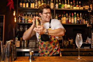 Er du i tvivl om, hvad der skal til for at lave en god cocktail? Hvordan man laver sin egen sirup? Og hvilken rom man skal købe? Jyllands-Posten har fundet tre cocktails, der med garanti vil imponere gæsterne nytårsaften.