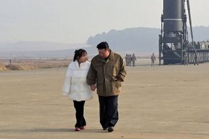 Ved en testaffyring af et nyt ballistisk missil sås Nordkoreas leder, Kim Jong-un, hånd i hånd med sin datter.