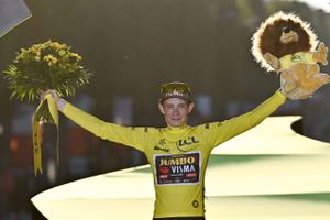 Cykelfans vil komme til at kigge forgæves efter Jonas Vingegaard i lufthavnens ankomsthal på onsdag. 