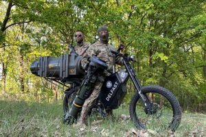 Ukraine er blevet rost for dets kreativitet og evne til at kombinere flere forskellige våben. Elcykler er nu blevet en del af pakken, fortæller firmaerne bag.