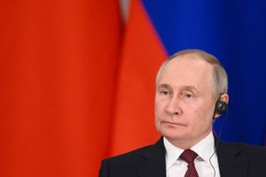 Vladimir Putin gør det samme som USA, når han sender atomvåben til Belarus, mener han selv. Det er ikke helt løgn – men der er en afgørende forskel, påpeger en ekspert.