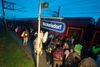 Migranter ved grænsen mellem Ungarn og Østrig bevæger sig rundt på togstationen, der ligger i området nær Nickelsdorf, Østrig.