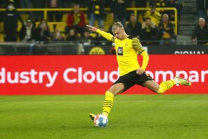 Erling Haaland scorede to mål, da Borussia Dortmund med en knap så prangende indsats slog Greuther Fürth.