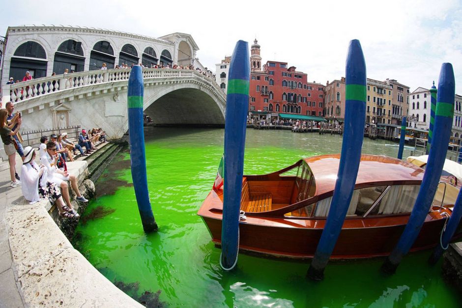 Et stof, der anvendes til at teste spildevand, er fundet i vandprøver fra Venedigs lysegrønne hovedkanal.
