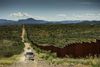 Syd for Tucson i nærheden af Nogales er på en del af strækningen opført et ca. seks meter højt grænsehegn. Men det er ikke særligt effektivt. Da Jyllands-Posten besøgte området i valgkampen, demonstrerede en amerikansk frivillig, hvordan han på ti sekunder kunne kravle over det. Foto: Casper Dalhoff