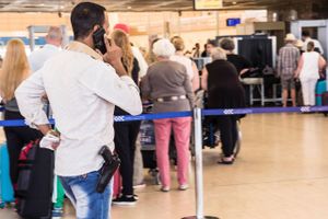 Lufthavnsansat: Jeg har ikke tal på, hvor mange gange jeg har taget en taske fyldt med narkotika eller våben, som politiet har ladet slippe igennem for 10 euro. 