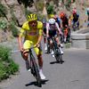 Tadej Pogacar i den gule førertrøje under det første angreb på 17. etape, der fik sat Jonas Vingegaard under pres i den prikkede bjergtrøje. Foto: Thomas Samson