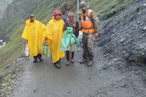 Hvert år søger pilgrimme mod hellig hule i Himalayabjergene. Oversvømmelser har ført til dødsfald i år.