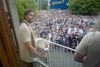 Cheftræner Jakob Poulsen med pokalen under fejringen af de nyslåede danske mestre i fodbold AGF på Aarhus Rådhus mandag den 18. maj 2026.. Foto: Bo Amstrup/Ritzau Scanpix