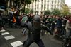 Spansk politi nær en af valgstederne i Barcelona. Foto: AP/Manu Fernandez