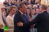 Gerhard Schröder hilser hjerteligt på den genvalgte præsient Vladimir Putin ved indsættelsesceremonien i Kreml i sidste uge. Foto: RT