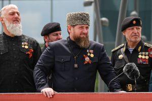 Tjetjeniens berygtede leder og hans brutale tropper bliver i russiske medier hyldet for at have spillet en afgørende rolle i kampen om Mariupol. Ekspert tolker det som en mulig hentydning fra Putin til lederne i den russiske hær om, at de ikke gør deres arbejde godt nok.