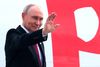 Vladimir Putin fører ikke officielt valgkamp, men har vist sig hyppigt i offentligheden den seneste tid. Foto: Alexander Kazakov/AFP