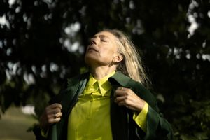 Dorrit Bøilerehauge har i flere år forsket i modne modeller, og for to år siden tog hun selv springet og blev model. Men hvorfor ser vi stadig ikke flere modeller med gråt hår på catwalken?