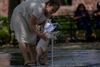 På tværs af den nordlige halvkugle har der været ekstremt høje temperaturer i juli. Her køler en kvinde og hendes barn af i et springvand i New York, USA. - Foto: Angela Weiss/Ritzau Scanpix
