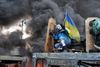 Demonstranter ytrer deres utilfredshed med det politiske styre i Ukraine. Områder i det centrale Kiev er ødelagt og ligner nærmest en krigszoner med udbrændte busser og barrikader. Foto: Mehdi Chebil/Polaris