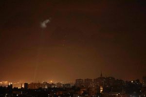 Som svar på brandballoner sendt fra Gaza har Israel angrebet mål tilhørende Hamas i enklaven, oplyser hæren.