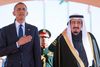 Med et stort følge af fremtrædende amerikanere deltog præsident Barack Obama ved begravelsen af Saudi-Arabiens kong Abdullah i Riyadh den 27. januar i år. Her modtages han af olierigets nye konge, Salman bin Abdulaziz al-Saud. Foto AP/SPA.