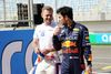 Kevin Magnussen nød at være tilbage i Formel 1-paddocken i Bahrain. Her i samtale med Sergio Perez fra Red Bull. Foto: Hasan Bratic/dpa