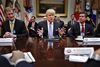 Donald Trump mødtes mandag med erhvervsledere i Det Hvide Hus. De har allerede lært, hvordan et enkelt tweet kan påvirke aktiekurserne. Foto: Pablo Martinez Monsivais/AP