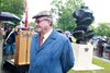 Prins Henrik afslørede sin skulptur ved Strib ved Middelfart den 27. juni 2007. "Han var en sand kunstner, der satte kulør på Danmark," skriver Frankrigs ambassadør på Twitter. Foto: Claus Fisker/Ritzau Scanpix