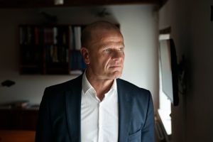 Spionchef Lars Findsen løfter i en ny bog sløret for noget af det, der er foregået i kulissen omkring hans hjemsendelse og anholdelse. Blandt andet hævder han, at hjemsendelsen af ham var politisk motiveret, og at PET har givet ham et opsigtsvækkende tilbud, som ifølge jurister er i strid med loven.