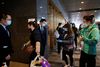 Ved hjælp af en QR-skanner på ens smartphone skal Wuhan-borgere kunne bevise, at de ikke er smittet med coronavirus gennem en sundhedsattest. Foto: Aly Song/Reuters