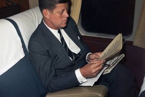 Donald Trump tillader, at hidtil hemmeligholdte dokumenter om mordet på Kennedy bliver frigivet.