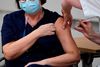 Søndag blev de første danskere vaccineret mod corona. Det var beboere på plejehjem og frontpersonale, der fik de første stik. Foto: Antti Aimo-Koivisto/Ritzau Scanpix