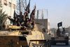 Hellige krigere under en parade i Islamisk Stats hovedby i Syrien, Raqqa. Det udaterede billede er taget fra islamisternes mediecenter. Arkivfoto: Raqqa Media Center/AP