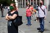 Indbyggere holdt fredag et minuts stilhed for dem, der har mistet livet med coronavirus i Spanien. Foto: Sergio Perez/Reuters