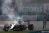 Petronas fik noget for reklamekronerne, da Lewis Hamilton udgik i Malaysia. Foto: Brian Ching/AP