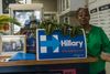 Sharon Scott har indrettet sin restaurant ”Goodies Fish, Wings and Subs” til et udstillingsvindue for Hillary Clinton. Gæsterne bydes på fish & chips og en valgbrochure. Foto: Anne Hollande.